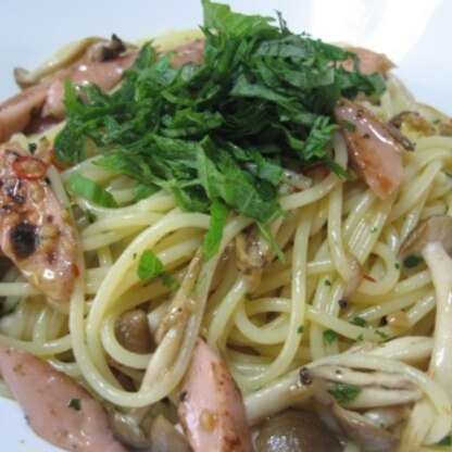 茹であがったパスタに付属のソースを絡め、魚肉ソーセージとしめじ茸をオリーブオイルで炒め軽く塩コショウしたものを一緒に混ぜて、最後に青シソを乗せていただきました。